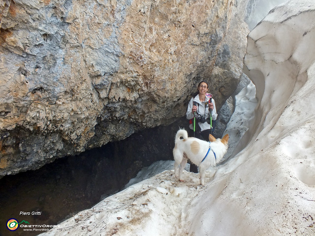 70 ecco la traccia per entrare...scendendo nella grotta....JPG